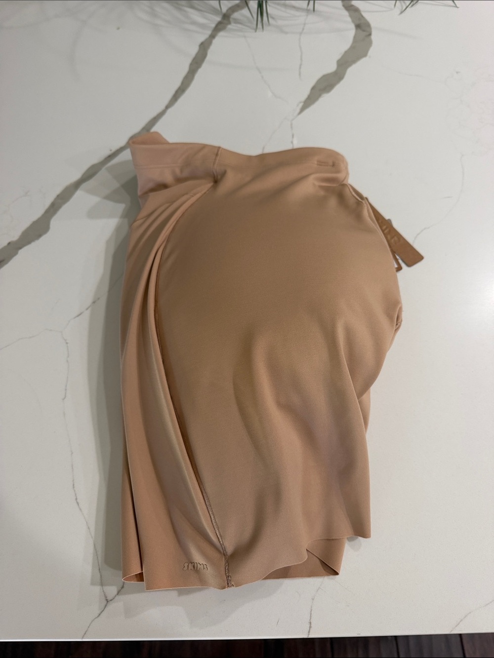 Skims body but and hip enhancing mid thigh short color clay size small